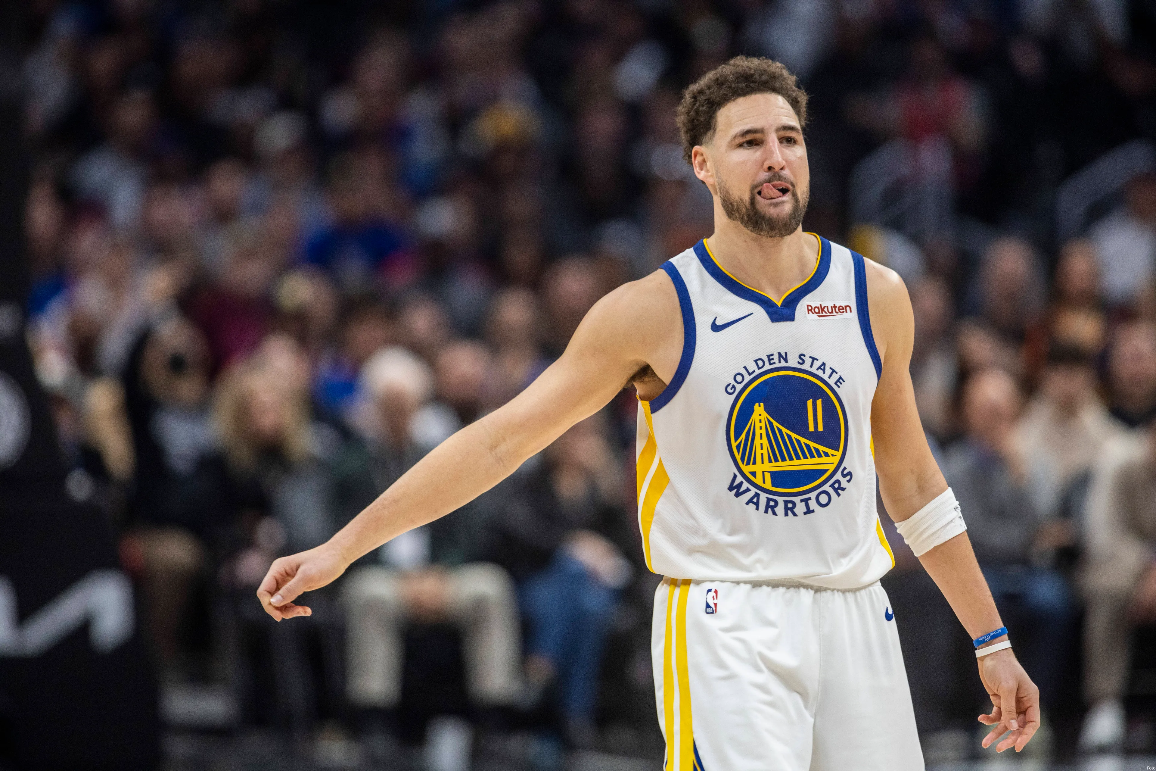 Klay Thompson se vuelve a salir desde el banco y lidera otro